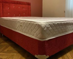 kırmızı baza başlık ve yatak tek kişilik sandıklı
